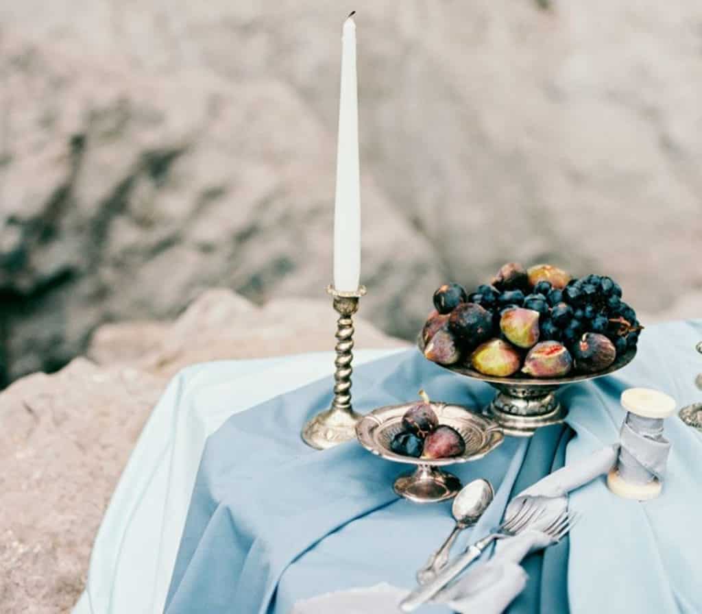 Discrete charm in light blue tones for your special day