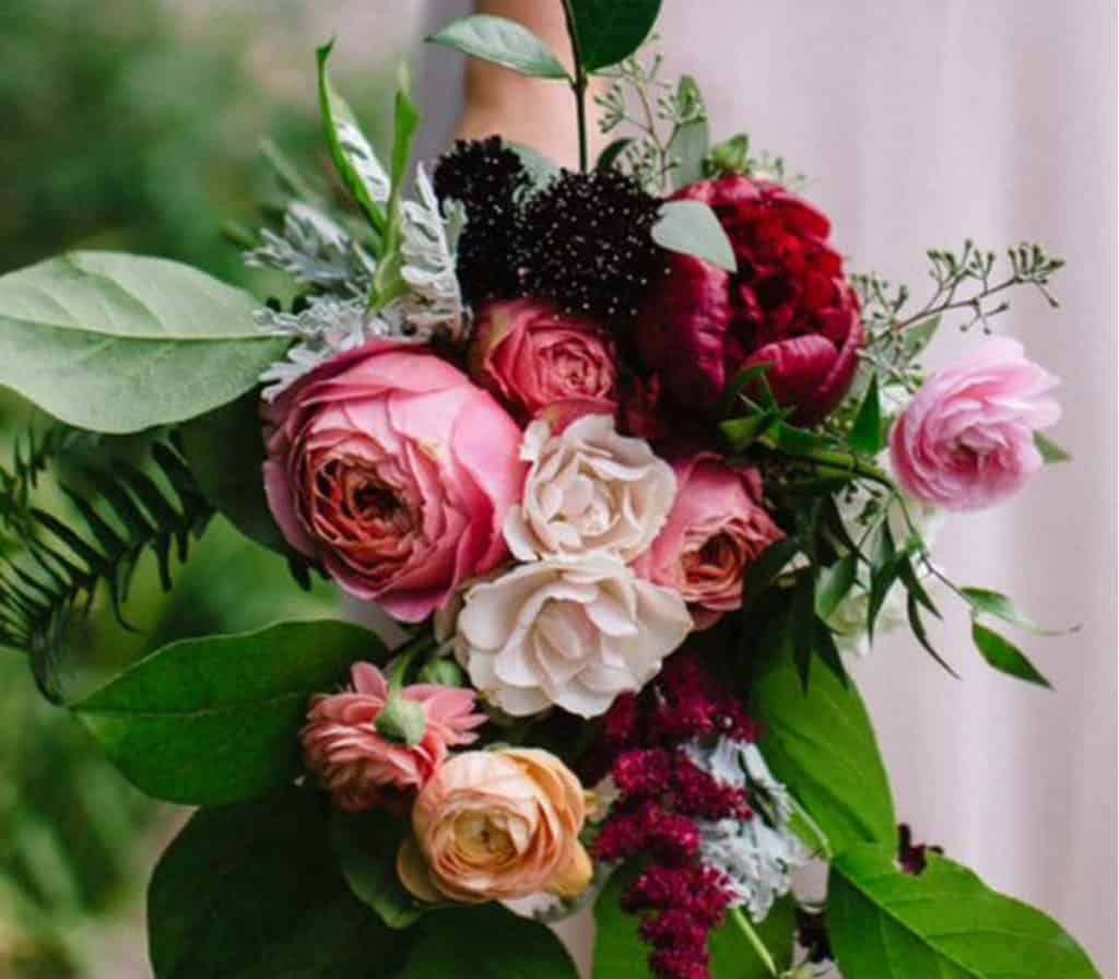 Νυφικές ανθοδέσμες με λουλούδια σε ροζ και κόκκινο χρώμα