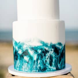 γαμήλια τούρτα με μπλέ λεπτομέρειες