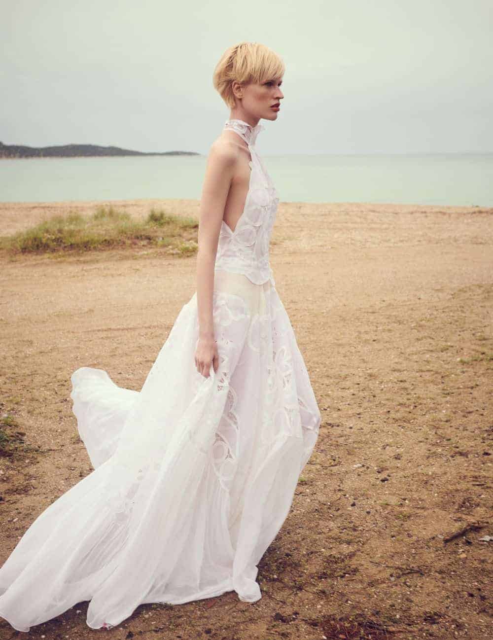 νυφικό φόρεμα με δαντέλα και κολλάρο από Costarello