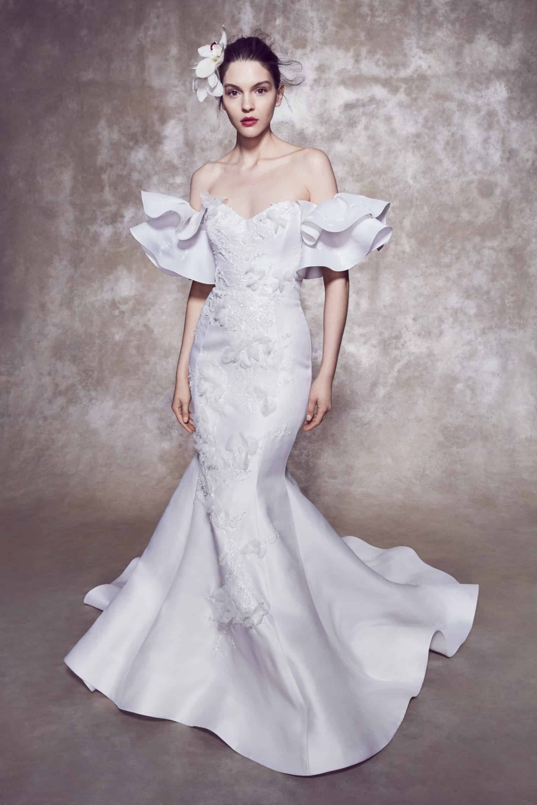 wedding dress with mermaid line strapless and large sleeves by Marchesa