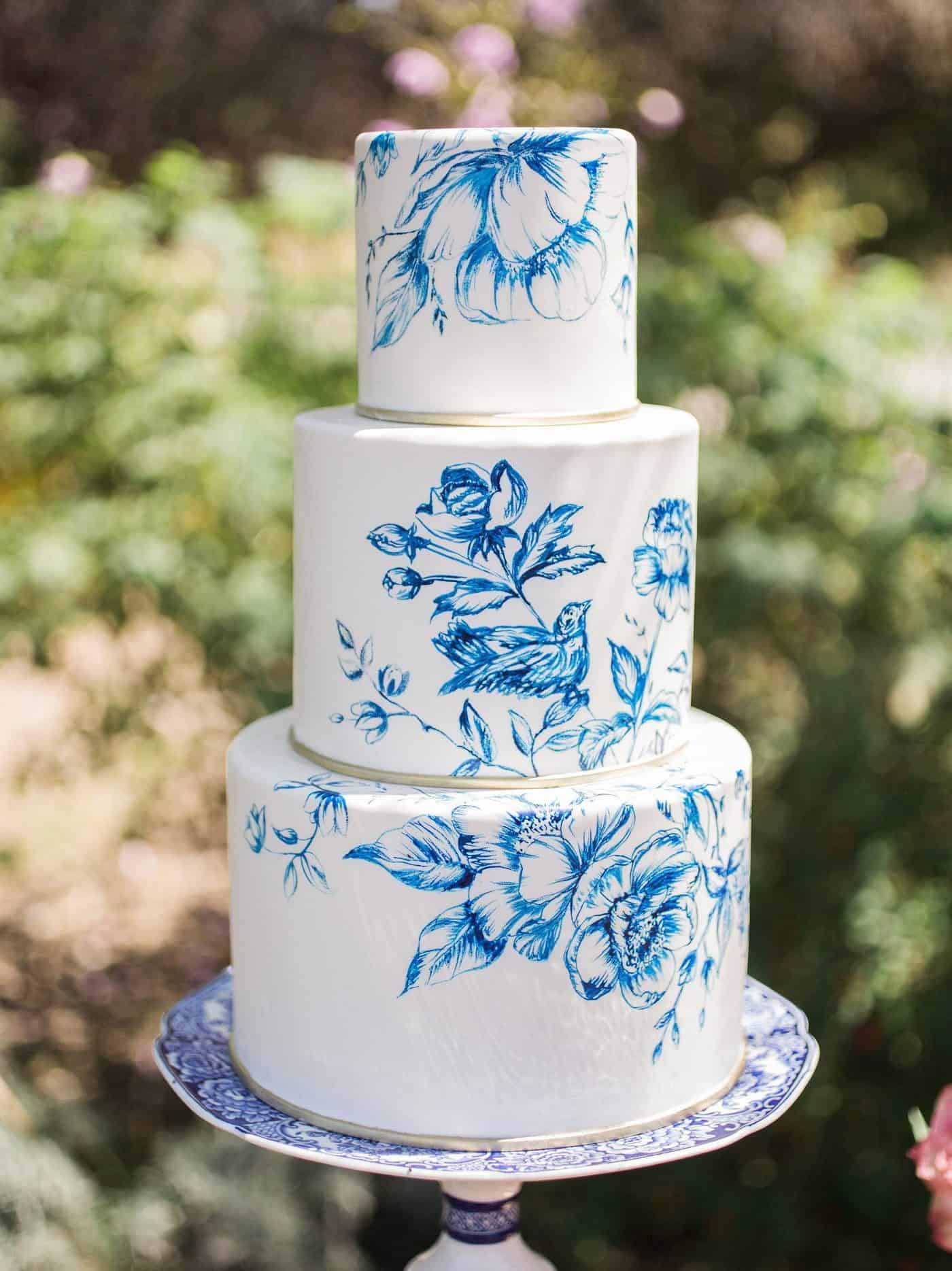 γαμήλια τούρτα ζωγραφισμένη με μπλέ λουλούδια σε gzhel στυλ