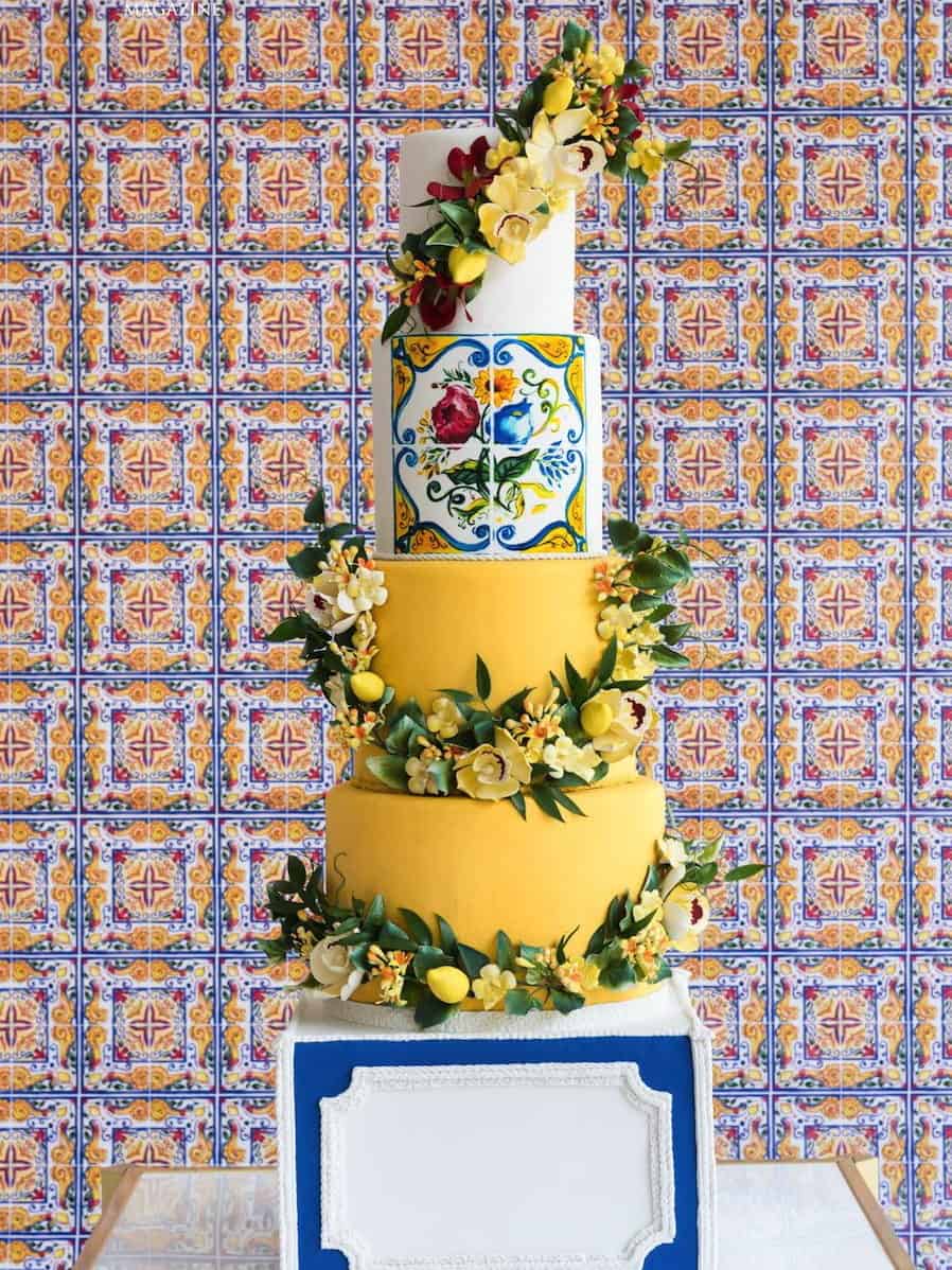 γαμήλια τούρτα με λεμόνια σε majolica στυλ