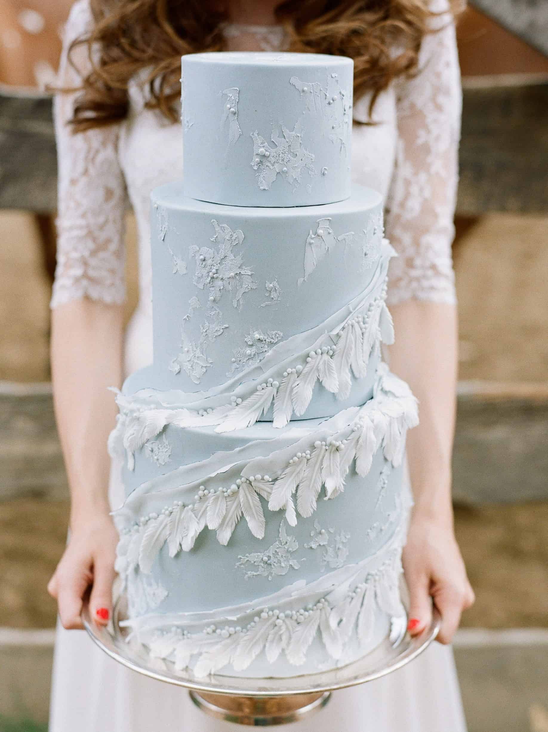 γαλάζια γαμήλια τούρτα με φτερά